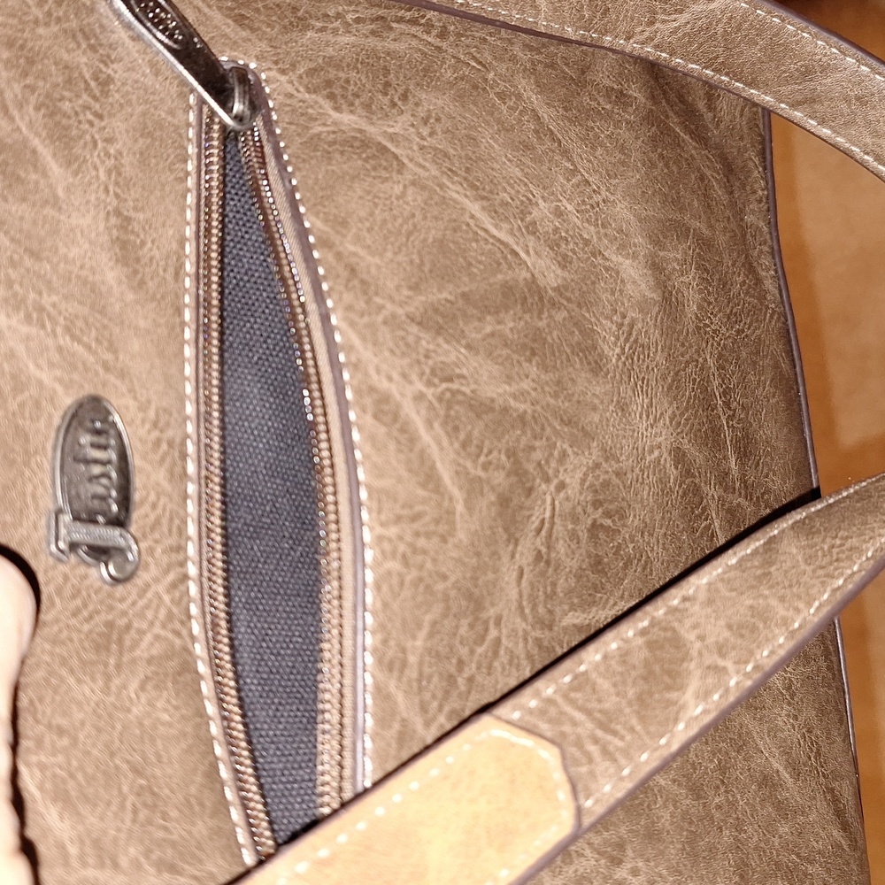 Justin Purse - Picture 7 of 16